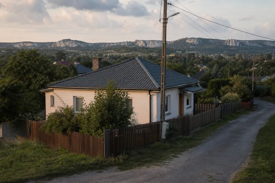 Dom jednorodzinny na skraju wsi w gminie podmiejskiej