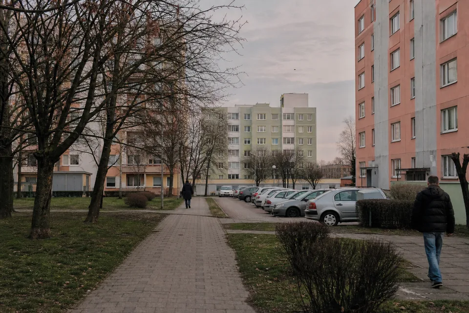 Osiedle bloków z chodnikiem i drzewami w średnim mieście