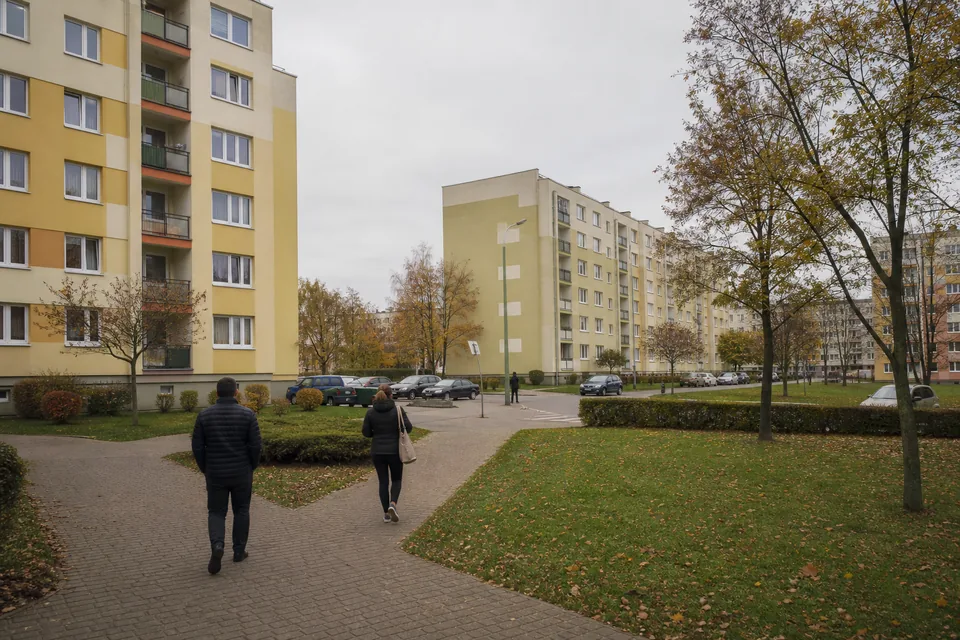 Bloki z wielkiej płyty na osiedlu w średnim mieście jesienią
