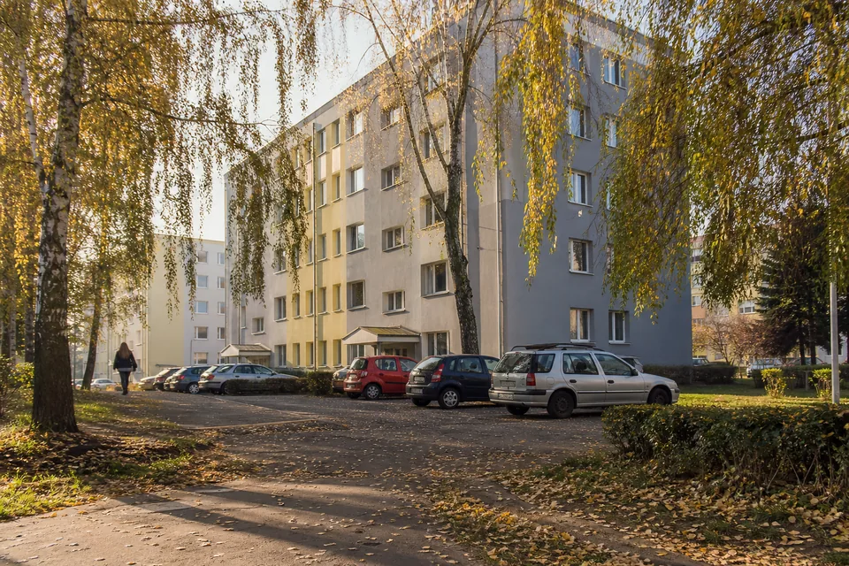 Czteropiętrowe bloki mieszkalne z lat osiemdziesiątych na osiedlu w mniejszym mieście, jesienne popołudnie